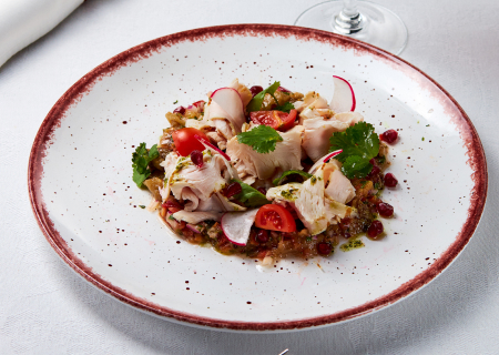 Закуска из печеного баклажана с бакинскими томатами и ростбифом из индейки