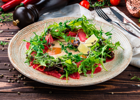 Карпаччо из говядины с ореховым соусом