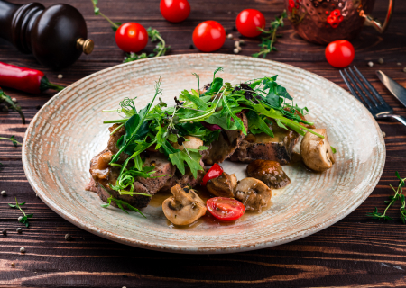 Ростбиф из говядины с лесными грибами