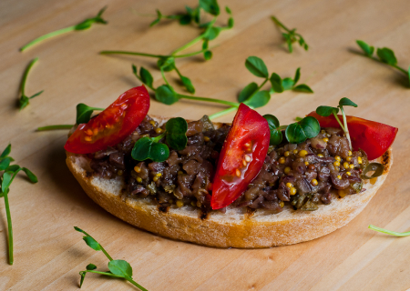 Брускетты с тартаром из говядины