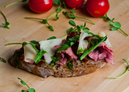 Брускетты c ростбифом, вялеными томатами, сливочным сыром и соусом песто