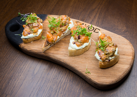 Брускетты с тартаром из лосося