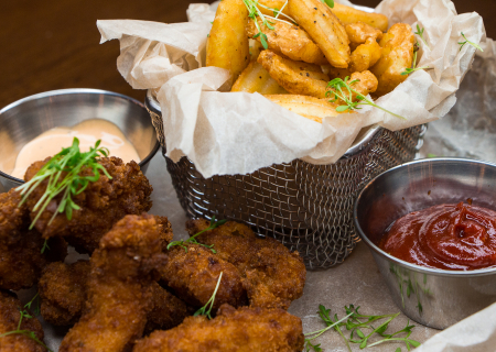 Крылышки Баффало с картофельными дольками и соусом BBQ