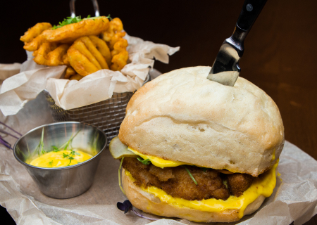 Сэндвич из чиабатты с нагетсами и сырным соусом