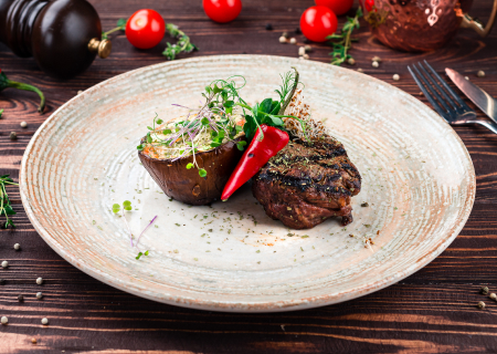 Стейк филе-миньон с печеным баклажаном