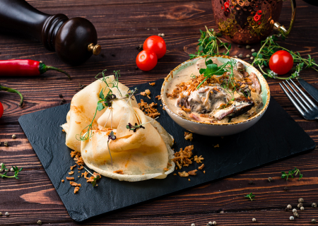 Мачанка с ребрышками и блинами