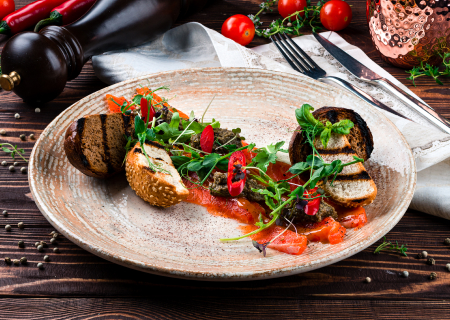 Карпаччо из норвежского лосося с тапенадом из оливок