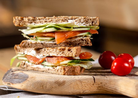 Клаб - сэндвич с лососем слабого посола и сыром филадельфия