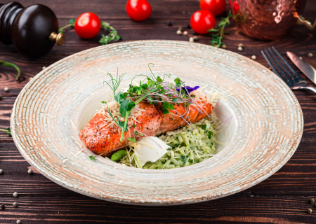 Лосось со сливочно – шпинатным ризотто