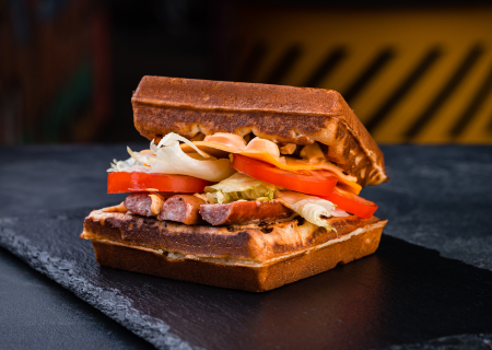 Бельгийская вафля – сэндвич с колбасками и сырным соусом