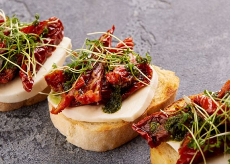 Брускетты с томатами вялеными и базиликом