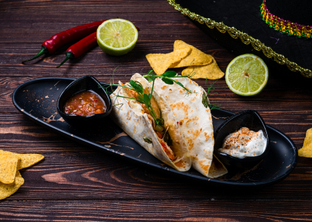 Тако с томленой (говядиной/цыпленком/свининой) с соусом сальса и халапеньо