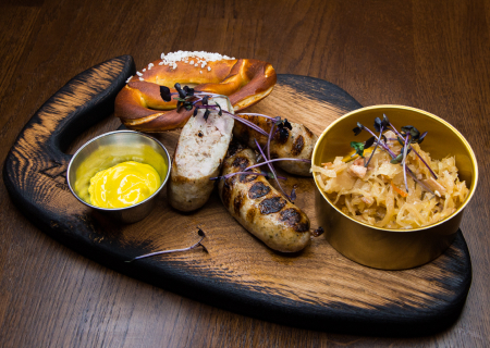 Колбаски тюрингские с квашеной капустой, беконом и горчичным соусом