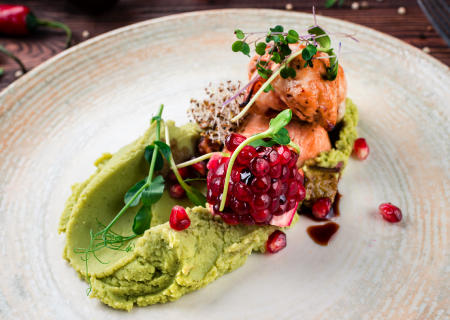Филе индейки с пюре из чечевицы и гранатовым соусом